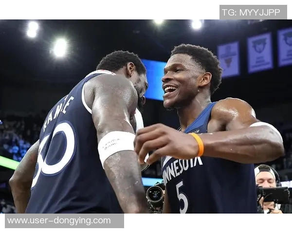 兰德尔谈与爱德华兹的默契配合：赛季磨合让我们更加默契无间