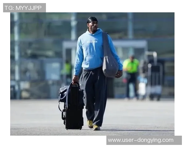 快船客场挑战国王小卡哈登卫衣亮相科林斯酷炫登机照曝光 快船客场挑战国王小卡哈登卫衣亮相科林斯酷炫登机照曝光